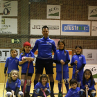 En la imagen, varias de las niñas que forman la sección femenina junto a su entrenador, Marc Soler.