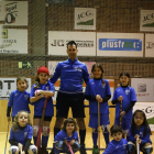 A la imatge, algunes de les nenes que formen la secció femenina amb l’entrenador, Marc Soler.