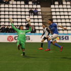 Després d’un control estratosfèric, Javi López es disposa a connectar la vaselina per sobre del porter Cristian Rivero, que suposava el 3-0.