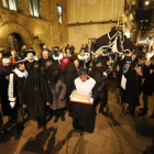 La comitiva fúnebre hizo ayer su tradicional recorrido por el Centro Histórico de Lleida para despedir al rey del Carnaval Pau Pi.