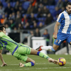 Borja Iglesias, del Espanyol, intenta superar al bético Mandi en una acción del partido de ayer.