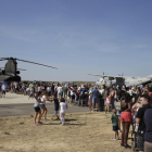 Cientos de personas hicieron cola por la mañana para ver de cerca a los aviones y conocer a los pilotos. 