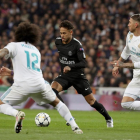 Neymar intenta anar-se’n dels madridistes Marcelo i Sergio Ramos.