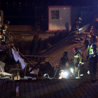 Operarios trabajando en el socavón del puente de Vigo.