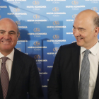 El ministro Luis de Guindos junto al comisario Pierre Moscovici.