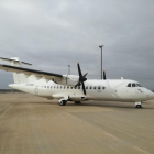 El primer avión de la compañía portuguesa ayer en Alguaire. 