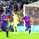 Messi celebra un dels tres gols que va firmar ahir davant del PSV.