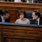 La vicepresidenta, Soraya Sáenz de Santamaría, flanquejada per Rafael Catalá i Mariano Rajoy, ahir.