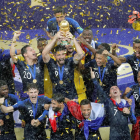 Olivier Giroud, jugador de la selección francesa y del Chelsea, levanta el trofeo de campeones del mundo después de la final disputada en Moscú.