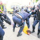 Imagen de la carga policial del 1-O en la Escola Oficial d’Idiomes. 