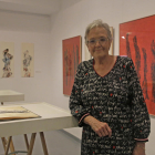 L’artista lleidatana Teresa Vall Palou, ahir amb algunes de les seues obres a la nova exposició.