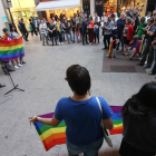 La plaza de la Paeria acogió el acto de conmemoración del Día Internacional contra la LGTBIfobia.