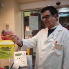 Contenedor de residuos para depositar las jeringuillas usadas en la farmacia Aragonés de Lleida.