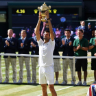 Djokovic alza el trofeo de Wimblendon tras vencer la final al sudafricano Anderson 6-2/6-2/7-6.