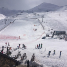 Esquiadors a les pistes de Boí Taüll ahir al matí.