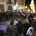 Imagen de archivo de una protesta en Lleida contra la violencia contra las mujeres.