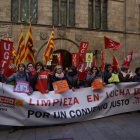 Imagen de la protesta ayer ante la Paeria de Lleida por el bloqueo en el convenio de la limpieza.