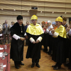 Gozal, entre el rector y Barbé, tras ser investido honoris causa.
