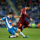Leo Messi intenta superar l’entrada del defensa de l’Espanyol Aarón Martín en un partit gris de tot l’equip blaugrana.