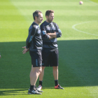 Juan Carlos Oliva, durante un entrenamiento con el Espanyol, con Tamudo a su lado.