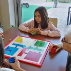 Niños de la escuela Doctor Serés de Alpicat se reúnen con los usuarios de la Residencia Sant Josep para jugar juntos a juegos de mesa. 