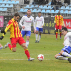 Jorge Félix, envoltat de rivals, diumenge passat al partit contra el Deportivo Aragón.