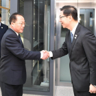 Salutació entre els representants de les dos Corees.