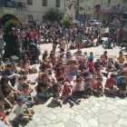 Niños y mayores durante un espectáculo de magia en la Fira de les Bruixes de Ribera de Cardós