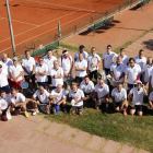 Los participantes en el III Torneig AREMI se hicieron una fotografía de grupo en las pistas del Club Tennis Lleida.