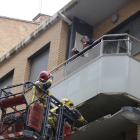 Los bomberos retiraron la parte inferior del balcón. 