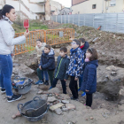 Alumnes de l’escola Jacint Verdaguer que van participar ahir en el taller d’arqueologia que organitza el Museu Comarcal de l’Urgell.