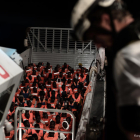 Imatge del rescat dels immigrants dilluns passat de matinada pel vaixell ‘Aquarius’.