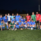 Los jugadores del Lleida B posan con el trofeo, ayer en Monzón.
