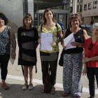 Les representants del Grup Dones de Lleida, aquest dimecres als jutjats.