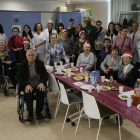 Foto de família dels usuaris i els professionals de la Fundació Esclerosi Múltiple de Lleida.