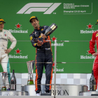 Daniel Ricciardo celebra en el podio con el trofeo la victoria en el GP de Shanghai.