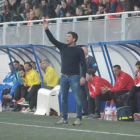 El técnico del Lleida, Gerard Albadalejo, da instrucciones durante el partido ante el Ejea.