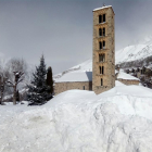 El viento levantó la nieve en Vilamur provocando el efecto de un ‘torb’ que dificultaba la circulación. 