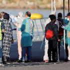 L'Aquarius arriba al port de València amb 106 immigrants a bord