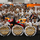 Marc Màrquez y Dani Pedrosa celebran junto al equipo de Repsol Honda la triple corona, después de conquistar el título de campeones del mundo individual, por equipos y de constructores.
