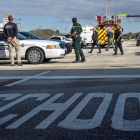 Policies al davant de l’institut on es va registrar el tiroteig, a l’estat de Florida.
