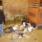 Diferents escombraries s’acumulaven ahir en un carrer del poble.