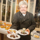 El maestro pastelero Joan Nicolau con los chocolates. 