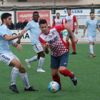 El jugador local Joan, en una de les accions que va tenir lloc durant el partit d’ahir a Balaguer.