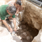L'excavació arqueològica a la plaça Major de Tàrrega posa al descobert valuoses troballes com plats decorats dels segles XVI i XVII