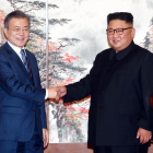 Kim Jong-un (d) dóna la mà al president sud-coreà, Moon Jae-in (e).