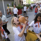 A dalt, una noia bevent de l’aigua de Sant Magí a Cervera. A la dreta, l’alcaldessa de Tàrrega rebent el càntir commemoratiu.