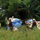 Policías y militares custodian los restos del avión accidentado en La Habana, en Cuba.