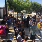 Un momento del cuentacuentos celebrado ayer a la entrada del pueblo de Tiurana.