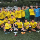 Los jugadores del Lleida Juvenil posan con el trofeo conquistado ayer tras derrotar al Tàrrega.